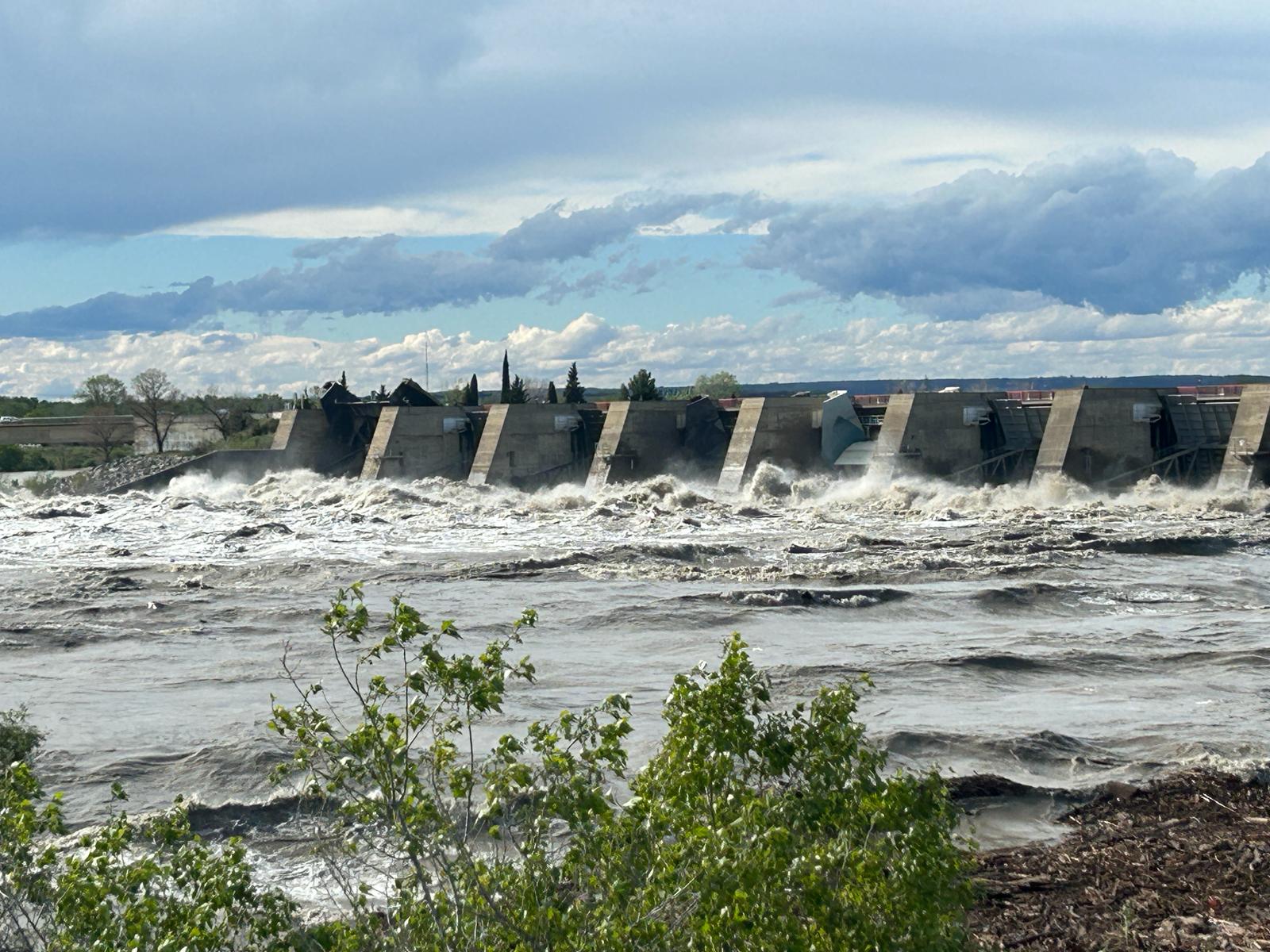 Flood at Vallabrègues dam